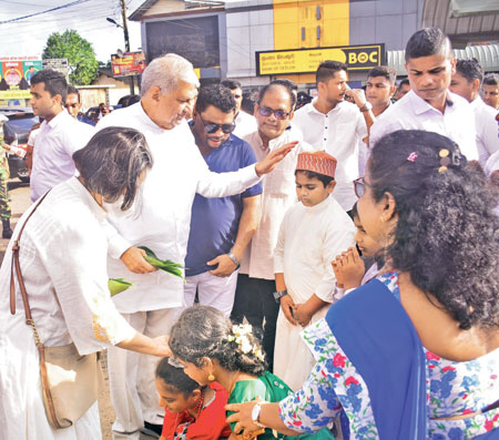 මතු­ග­මදී පැවති ‘පුළු­වන් ශ්‍රී ලංකා’ ජනරැලි­යට එක් වූ ජනා­ධි­පති රනිල් වික්‍ර­ම­සිංහ මහතා සහ එම මහ­ත්මිය දරු­වන් 
පිරි­සක් එක්ව බුලත් හුරුලු දී පිළි­ගනු ලැබූ අයුරු