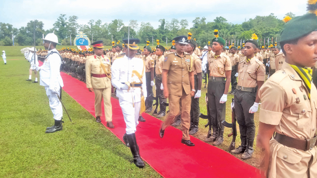 ආචාර පෙළ­පා­ළිය පරික්ෂා කර­මින්